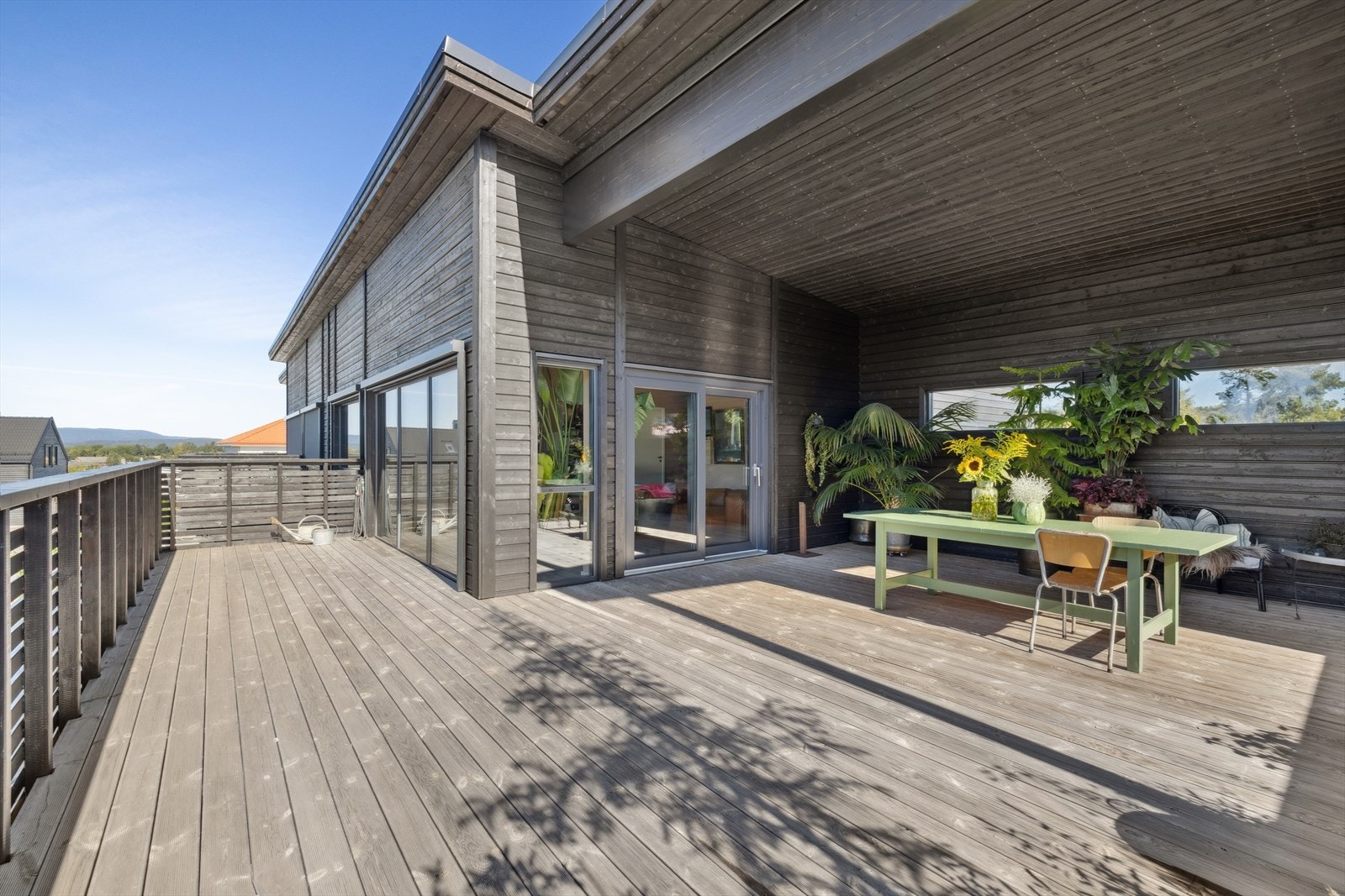 Fra stue og kjøkken er det utgang til en romslig og delvis overbygget terrasse som kan nytes på både sol- og regnfylte dager. Galleribilde