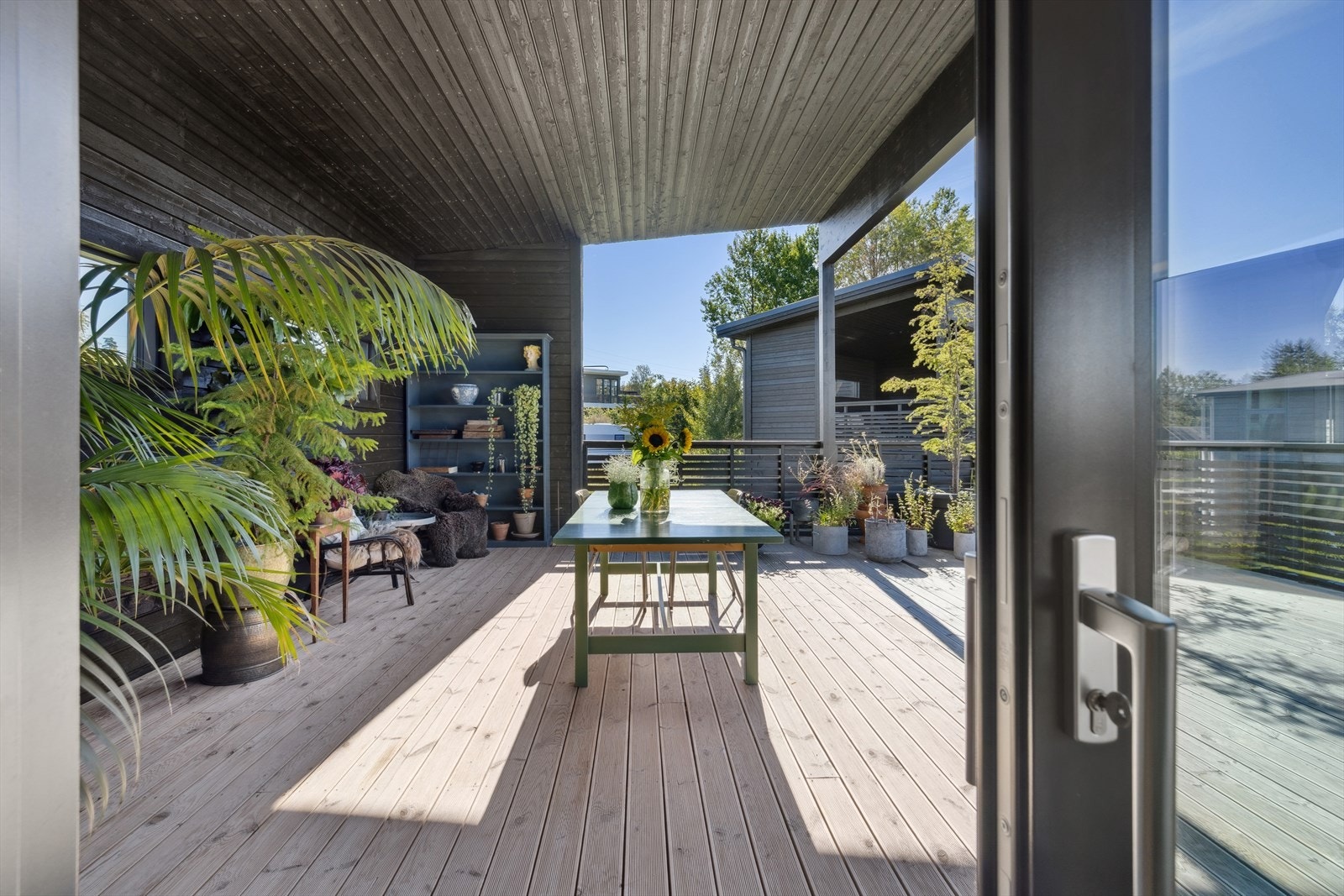 Stor og solrik terrasse. Galleribilde