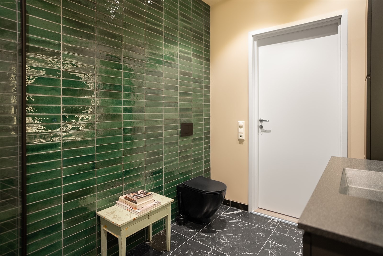 Den flislagte veggen gir rommet en fin kontrast og setter prikken over i`en. Galleribilde