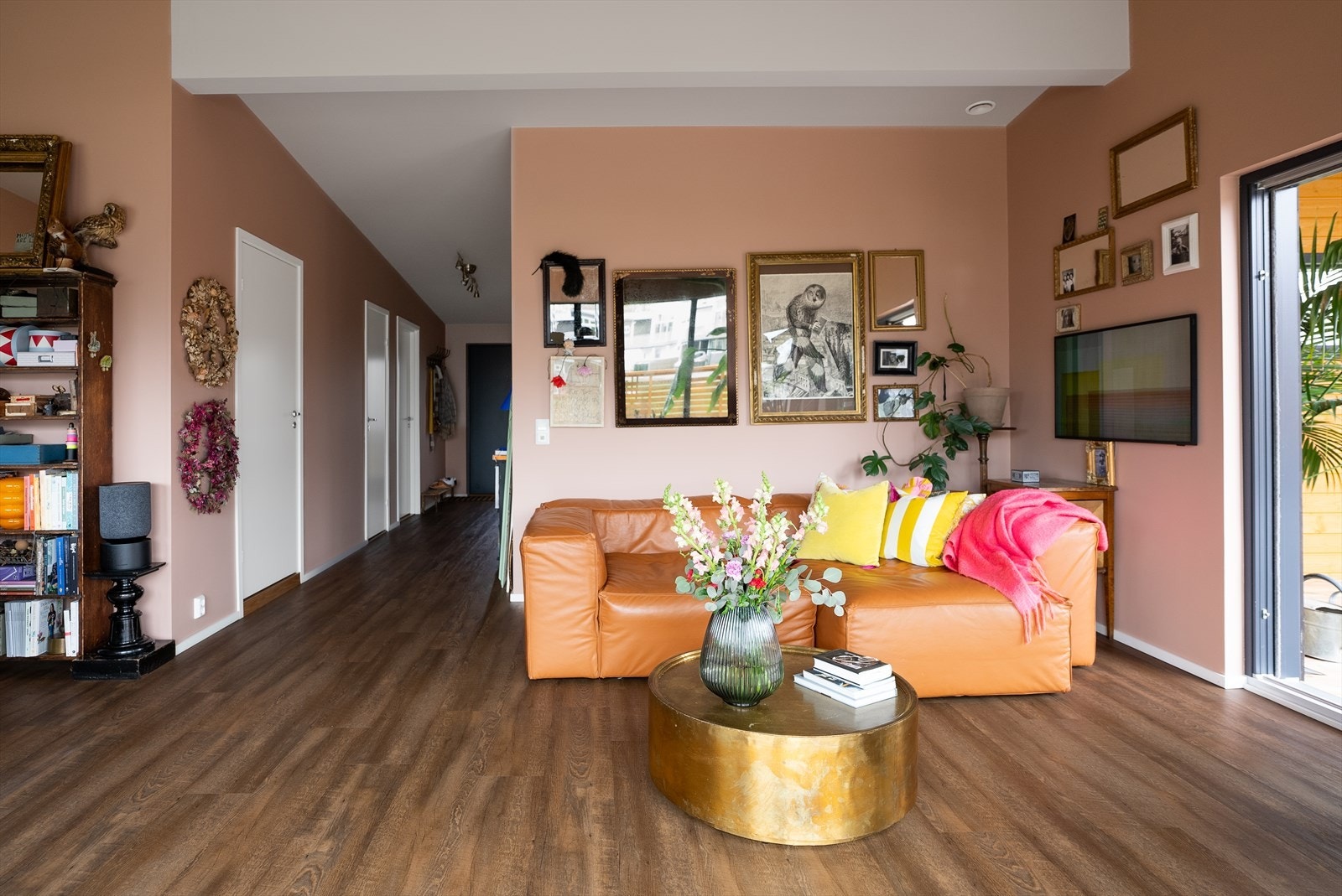 Stuen er pent gjennomført med et øye for detaljer med hensyn til farge- og materialvalg, og har behagelig varme i gulvet. Galleribilde