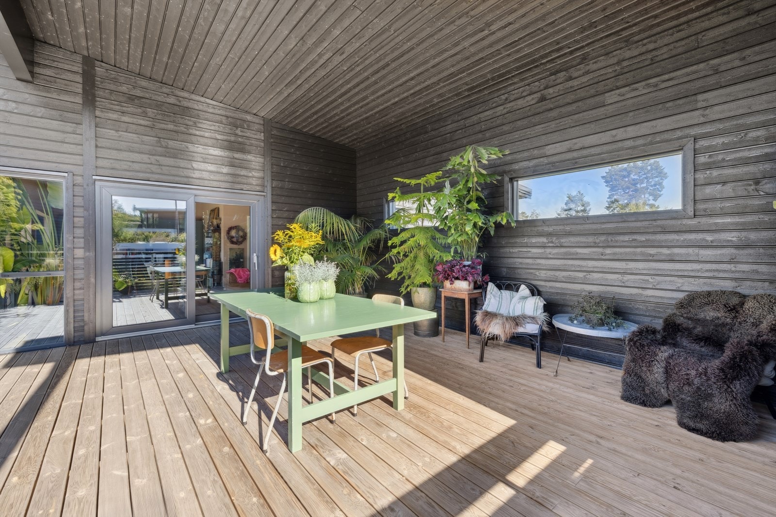 Terrassen byr på god plass til å innrede med ønsket utemøblement som både lounge, grill og utebord, her er det uante muligheter. Galleribilde