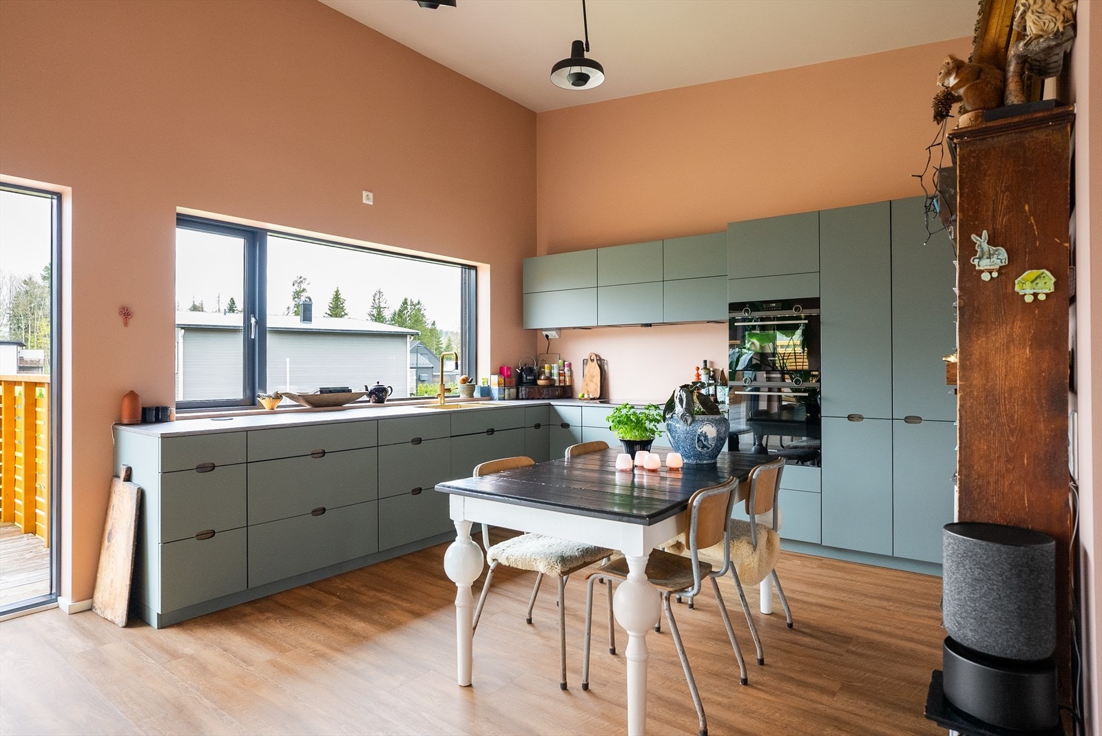 Det flotte kjøkkenet har en åpen løsning mot stuen med en rålekker og moderne kjøkkeninnredning fra Kvik. Galleribilde