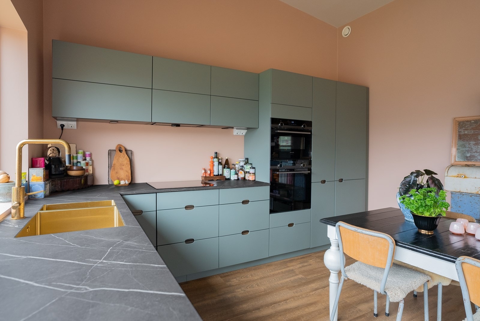 Innredningen har godt med overskap, skuffeksjoner, integrerte hvitevarer, servant i oksiderende messing, belysning under overskap og kjøkkenvindu som slipper inn godt med dagslys. Det er god plass til stort spisebord. Galleribilde