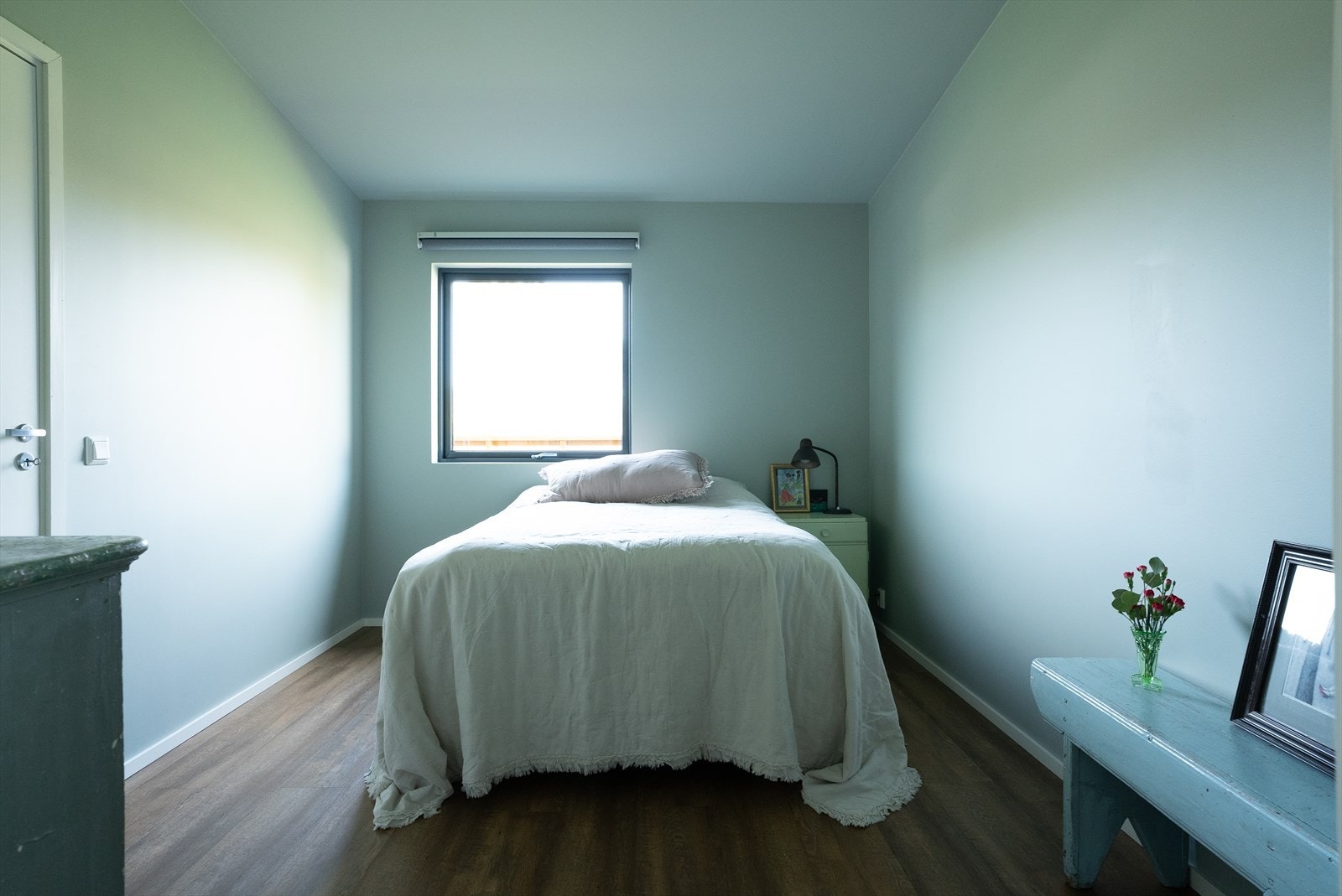 Leiligheten byr på 2 meget lekre soverom med en flott utførelse, fine og gjennomtenkte farge- og materialvalg og god plass til seng med tilhørende nattbord. Galleribilde