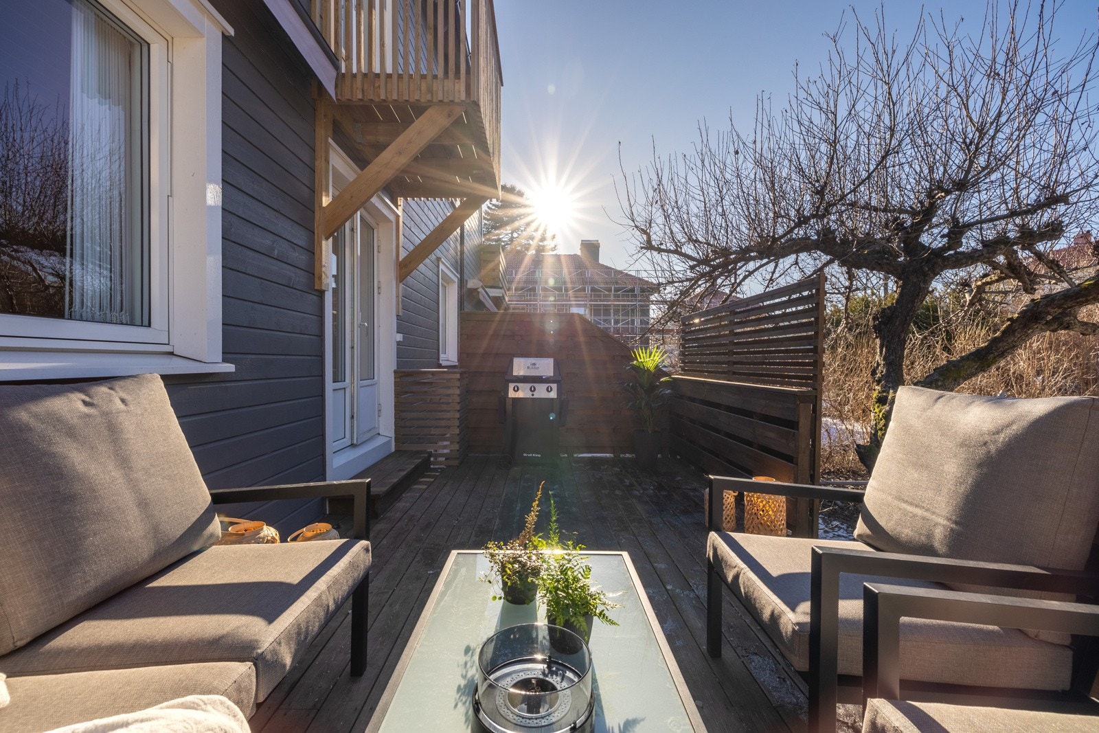 Solrik terrasse i vestvendt, usjenert hage med epletre Galleribilde