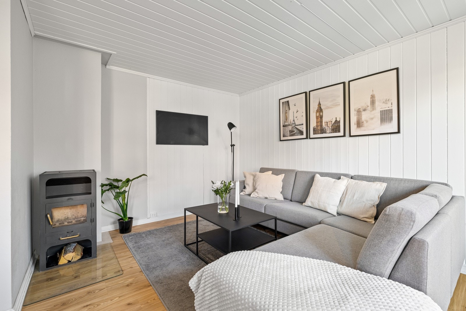 Lys stue med peisovn og moderne kjøkken med spiseplass Galleribilde