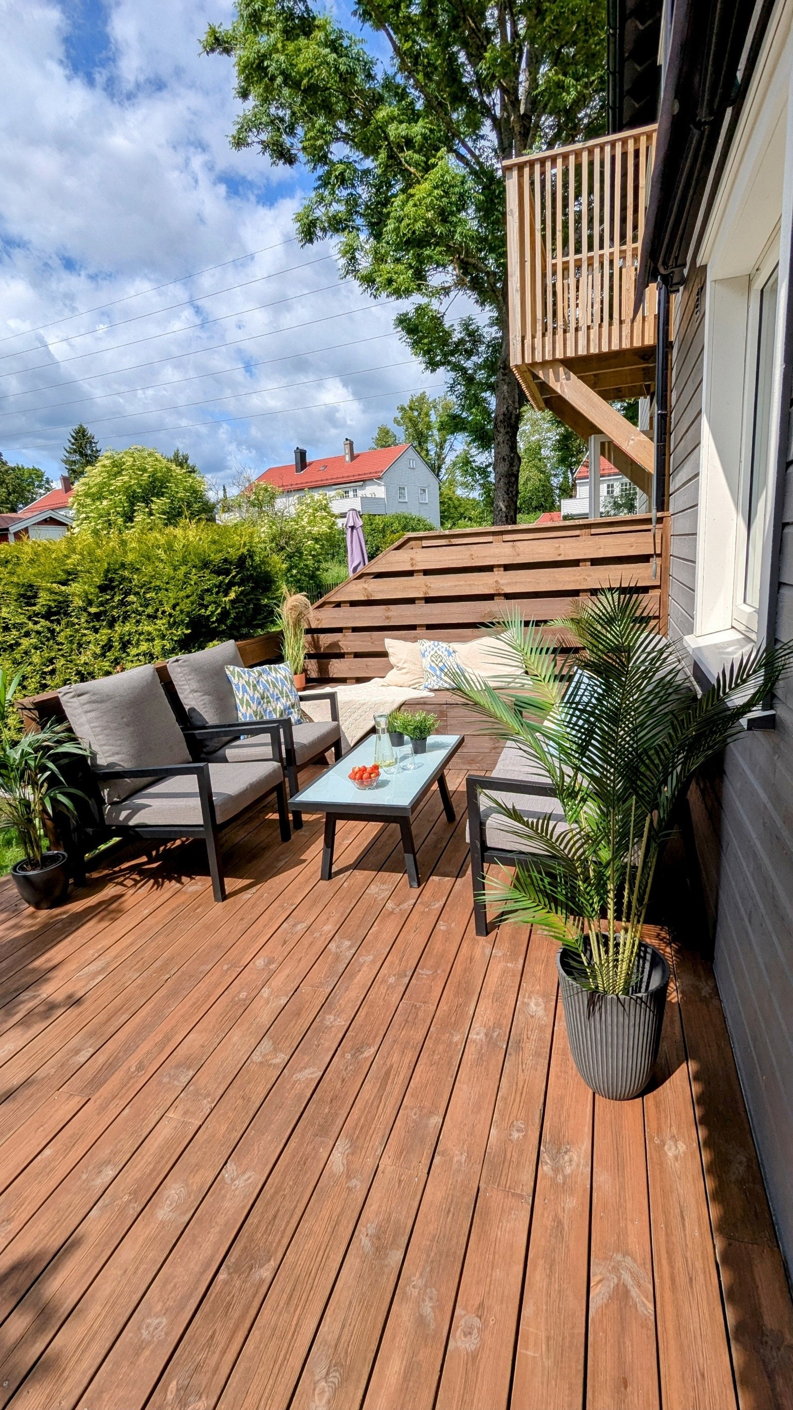 Solrik, vestvendt terrasse på 19 m² og privat hage med epletre Galleribilde