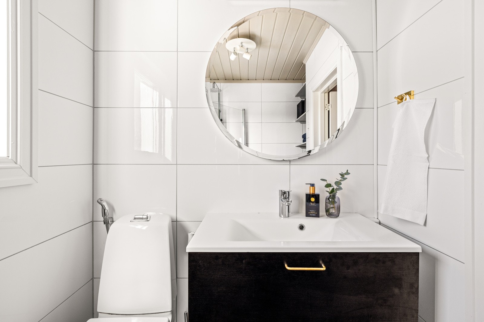 Helhetlig bad med hotellfølelse - stilrent og funksjonelt Galleribilde