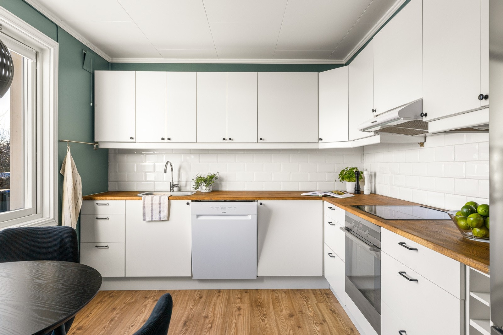 Moderne kjøkken med plass til flere kokker ? her kan det trygt bakes, stekes og deles. Galleribilde