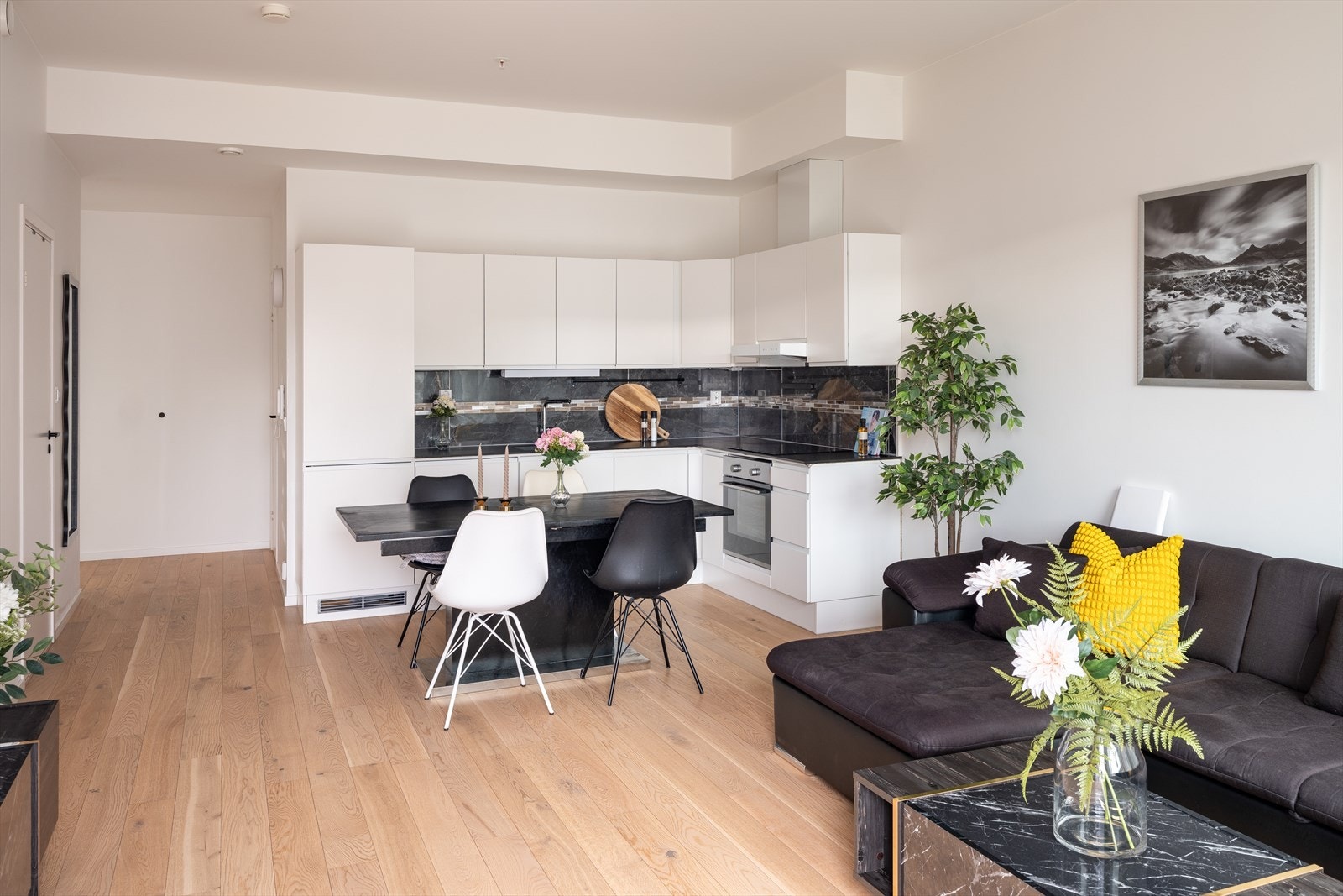 Bygget og leiligheten ble ferdigstilt i 2022 og er vurdert til gjennomgående TG0/1 av takstmann. Man får også nybygg-garanti til 2027. Videre er det alt av moderne kvaliteter som vannbåren varme, balansert ventilasjon og heis i bygget. Galleribilde