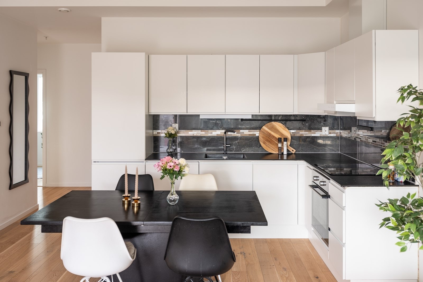 Den åpne løsningen strekker seg over hele 27,4kvm, noe som gir rom for møblering i ulike soner. Det er varme i gulv på stue, kjøkken, bad, gang og entré. Galleribilde