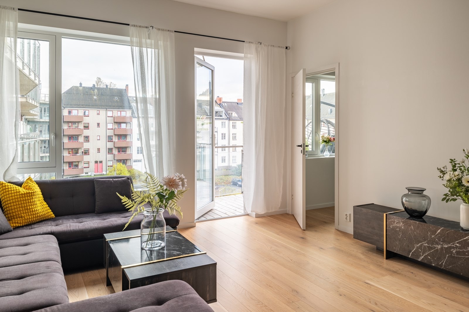 Det er også verdt å merke seg at det medfølger fast p-plass i parkeringskjeller med mulighet for lading og bod i kjeller. Kabel-TV/ internett og oppvarming er inkludert i de månedlige felleskostnadene. Galleribilde