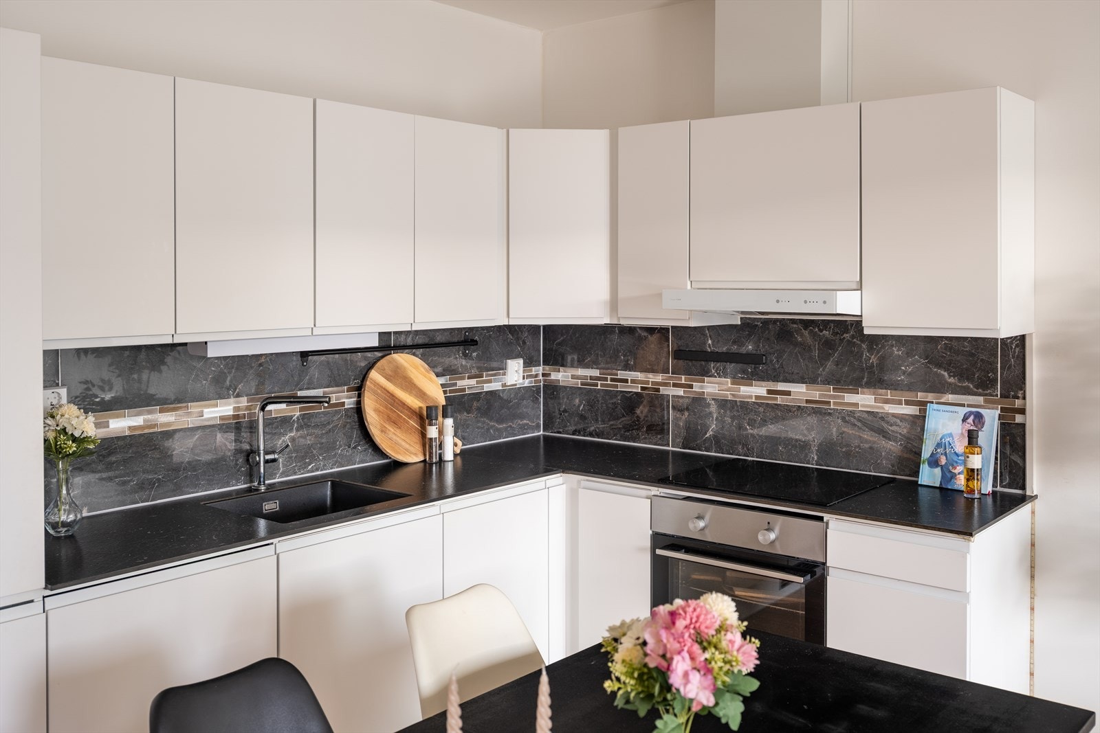 Kjøkkenet byr på integrerte hvitevarer som kombiskap(kjøl og frys), oppvaskmaskin, komfyr, platetopp og ventilator. Disse medfølger handelen. Galleribilde