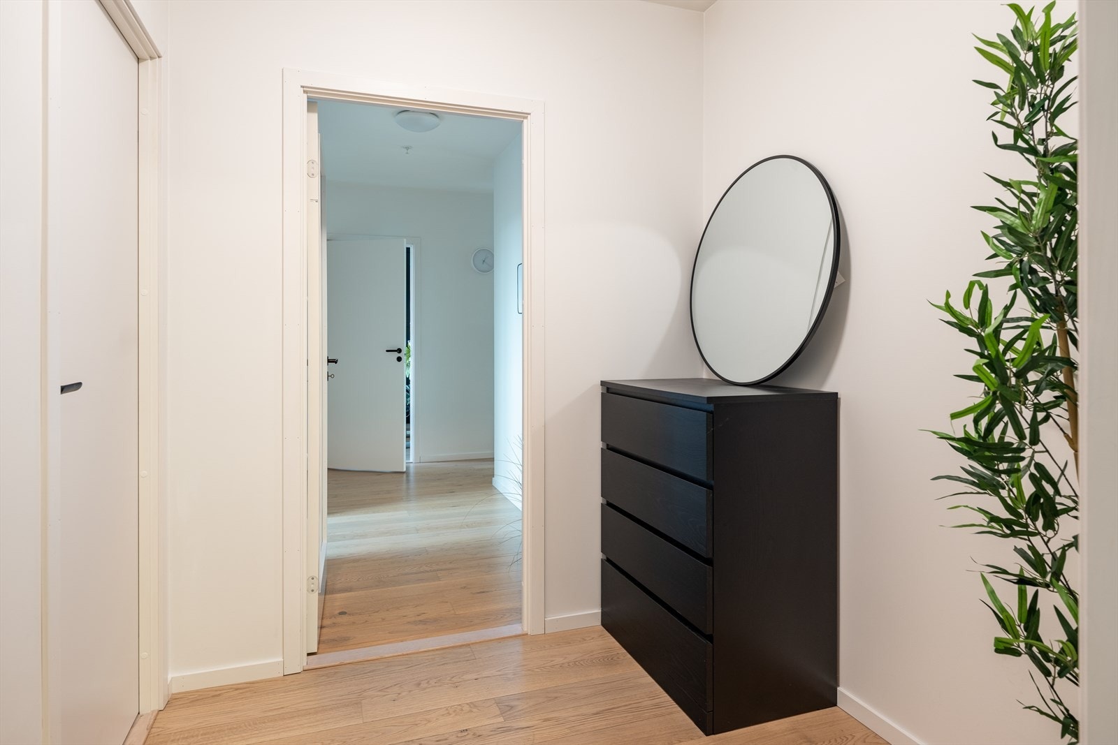 Til venstre finner vi leilighetens innvendig bod som er på hele 4kvm - perfekt for ekstra lagringsplass. Galleribilde