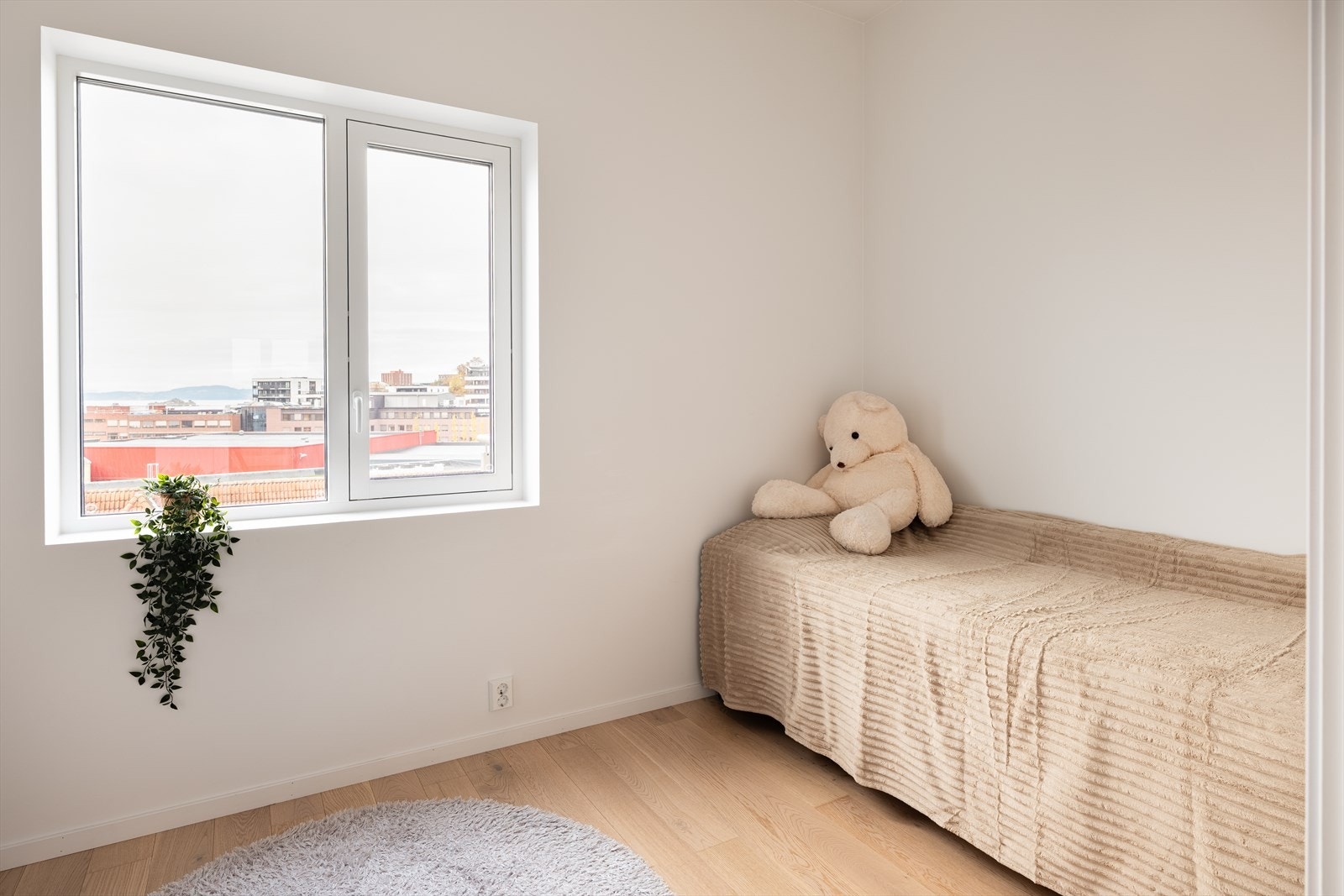 Soverom nummer tre har inngang ved balkongen/ sofakroken og måler 9,7kvm. Galleribilde