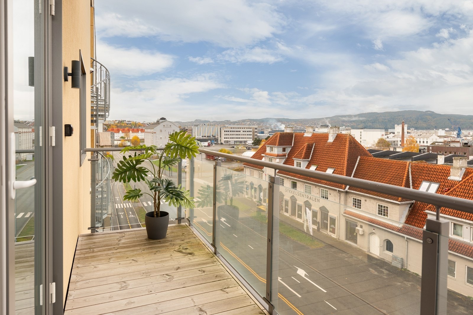 Balkongen måler 5,4kvm og har fin sjøutsikt. Galleribilde