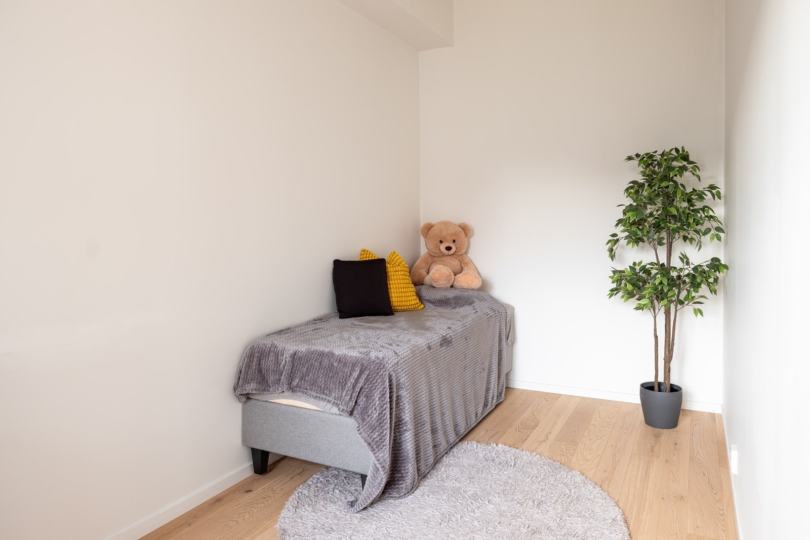 Soverommet ved gangen er på 8,4kvm - her får du også god plass til dobbeltseng, skrivepult og garderobeskap. Galleribilde