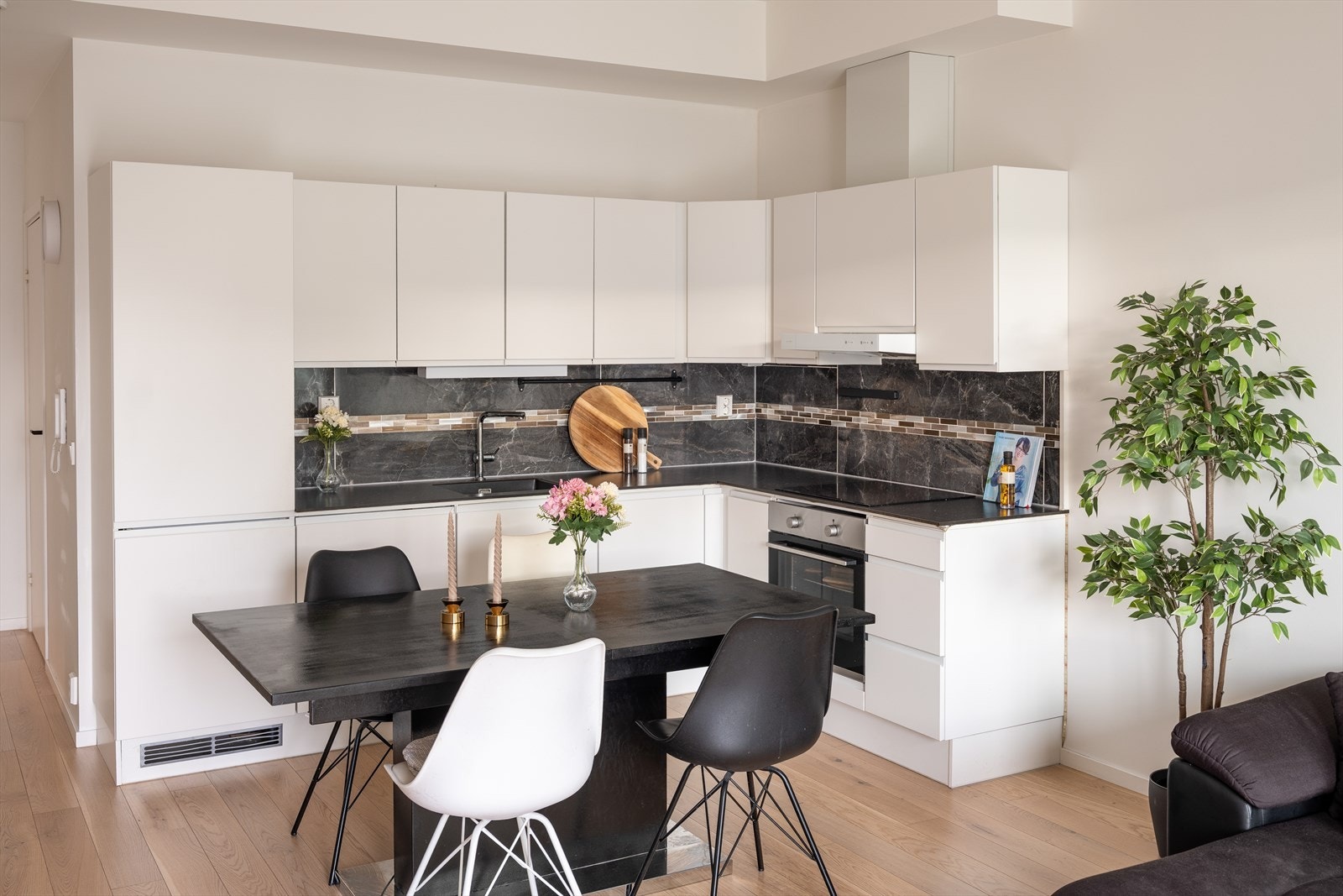 Stilrent kjøkken vurdert som ellers av leiligheten til TG0 av takstmann. Galleribilde