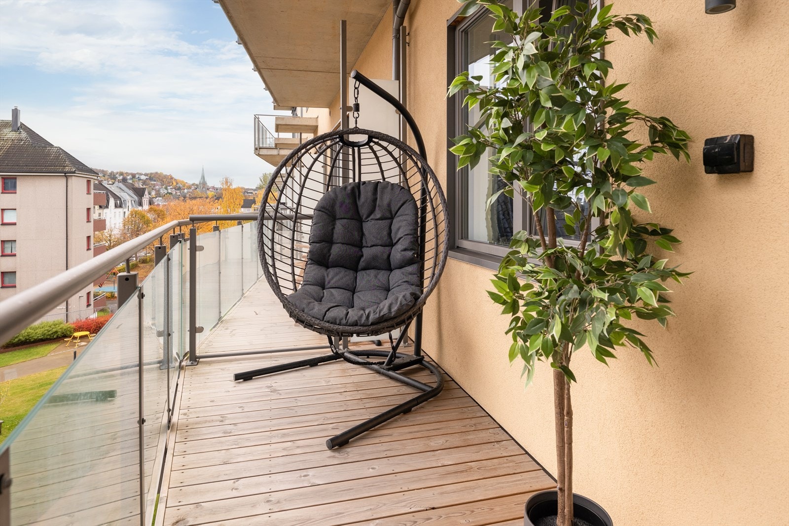 Fra balkongen nyter du fin utsikt over fellesarealene og balkongen måler gode 6,3kvm. Galleribilde