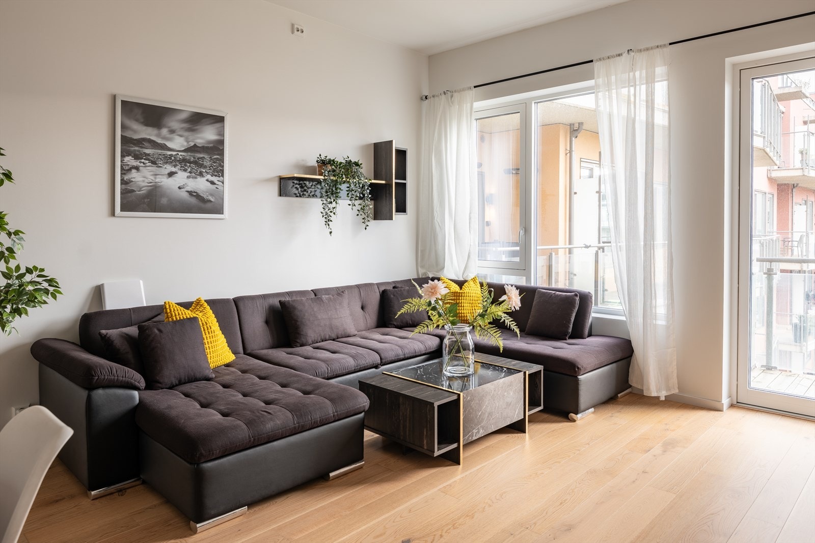 Leiligheten byr på stue og kjøkken i åpen løsning, to balkonger, tre soverom, bad, innvendig bod, gang og entré. Galleribilde