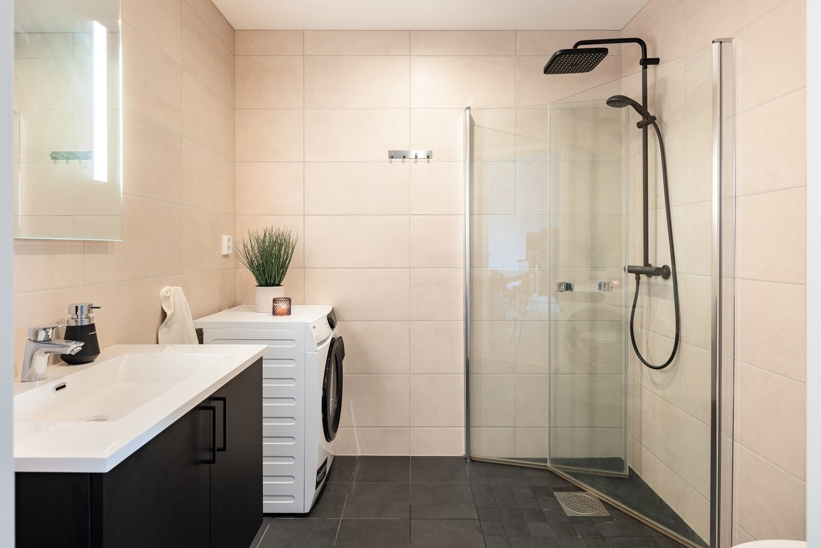 Strøkent og flislagt bad på gode 4,7kvm. Det er gjort tilvalg på badet med blant annet servantskap, flis og dusjgarnityr. Galleribilde