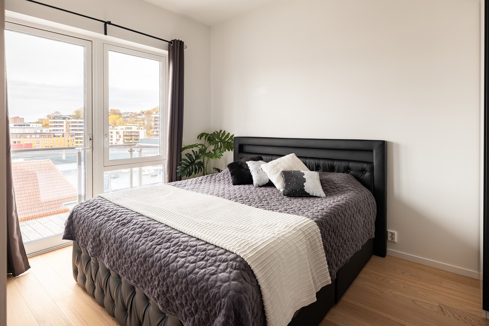 Hovedsoverommet måler hele 12,8kvm og har godt med plass til både dobbeltseng, skrivepult og garderobeløsning. Galleribilde