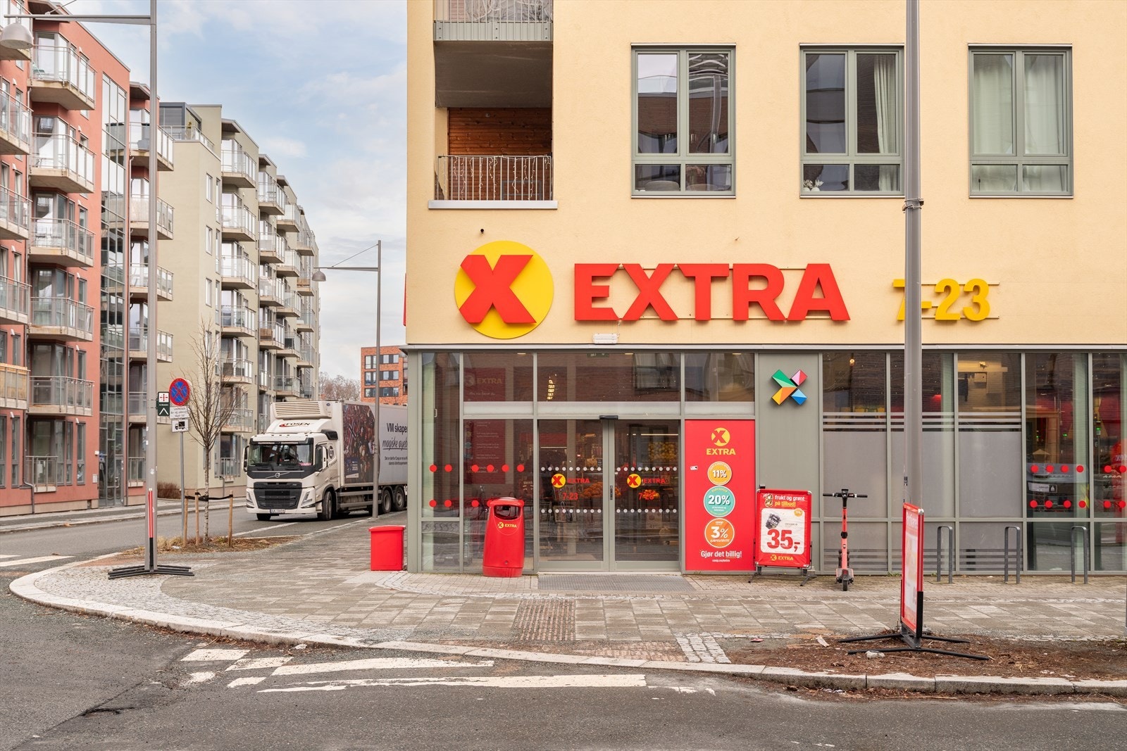 Nærmeste dagligvarehandel er Coop Extra, Kiwi og Bunnpris. Galleribilde