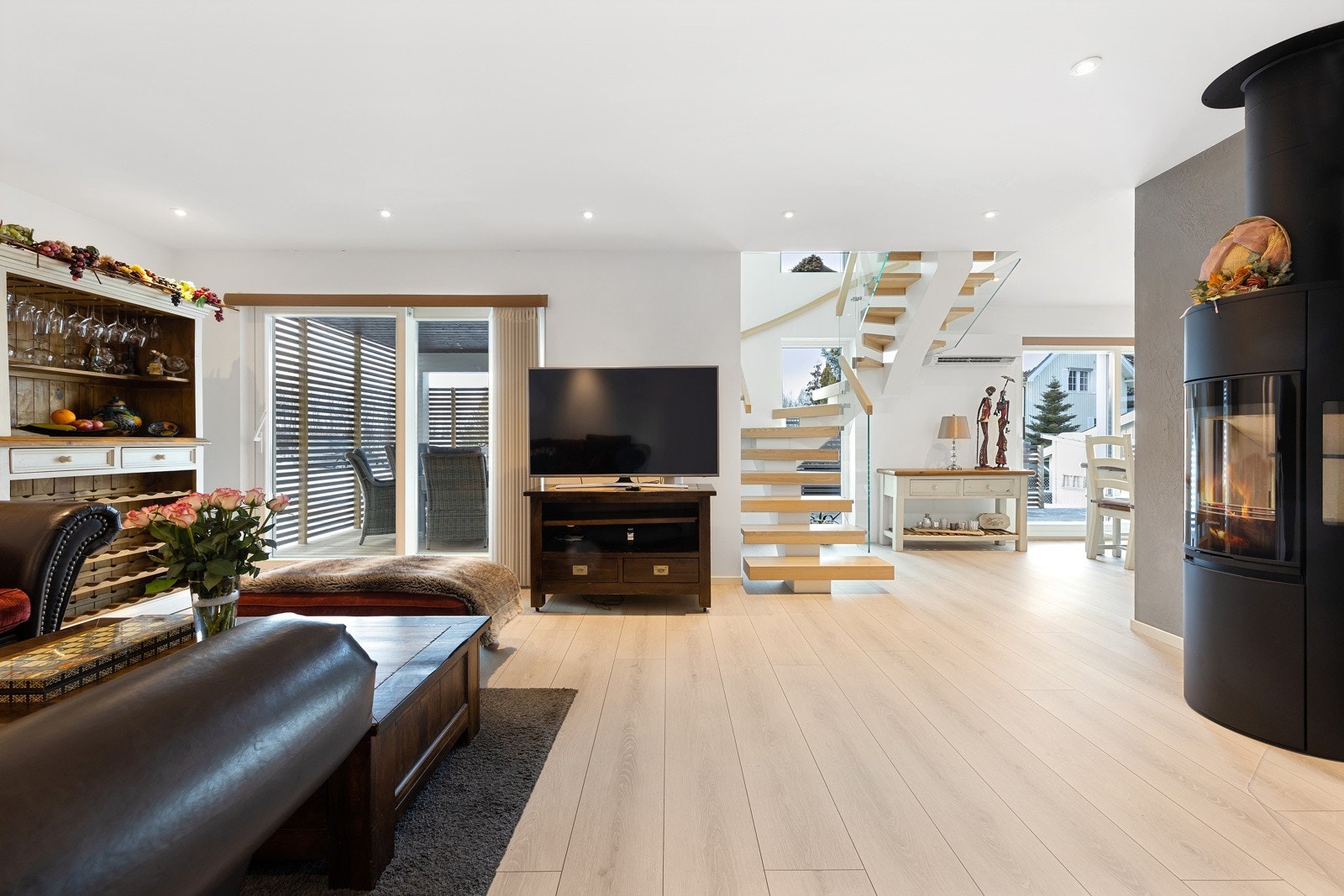 De store vindusflatene slipper inn godt med naturlig dagslys. I stuen er det plassert en peisovn. Fra denne stuen har du utgang til terrassen med plass til utemøblement. Galleribilde