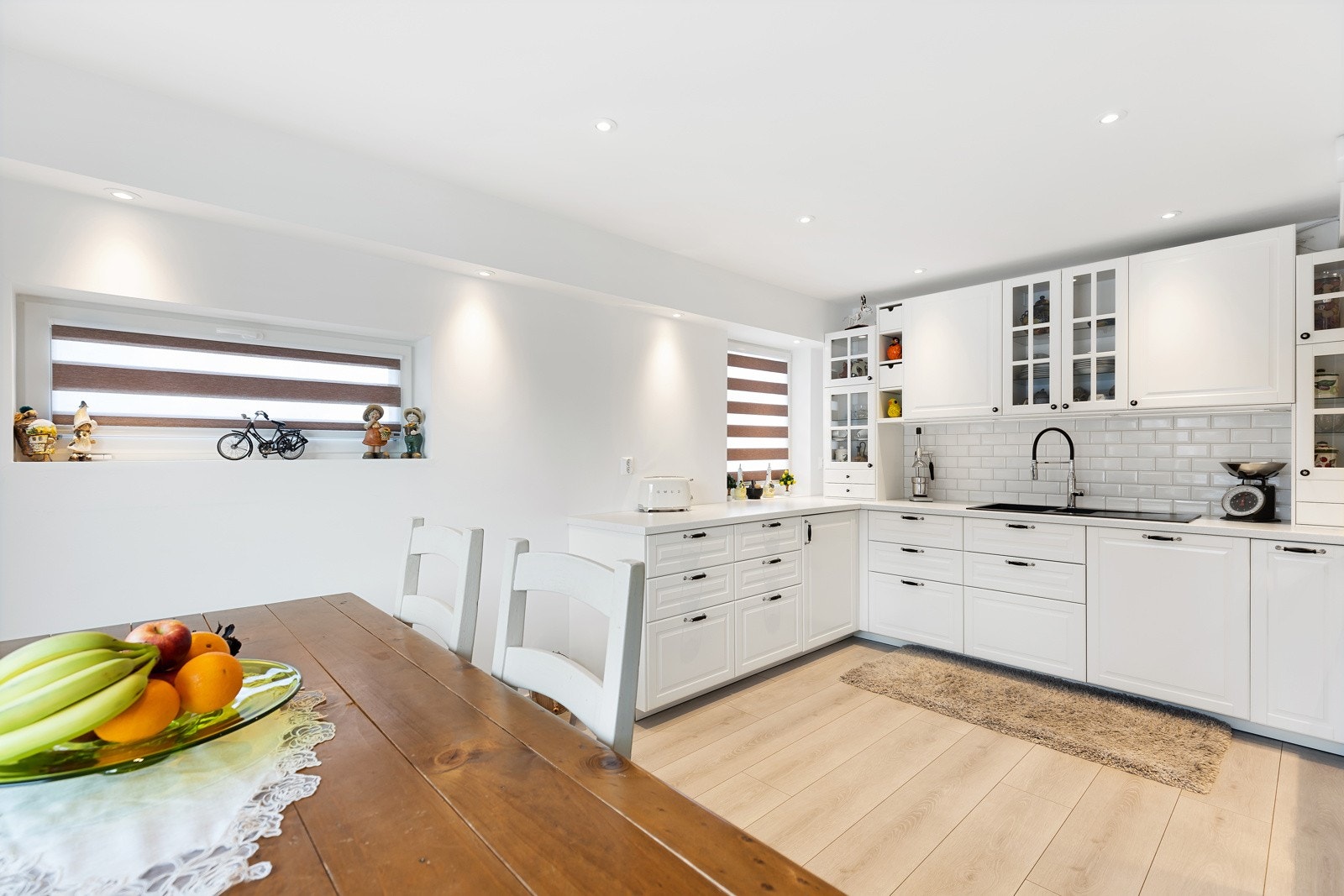 Kjøkkeninnredningen har profilerte fronter, glassdører, og heltre benkeplate. Integrerte hvitevarer med komfyr, keramisk-topp, oppvaskmaskin, og kjøleskap/fryser. De integrerte hvitevarene medfølger. Galleribilde