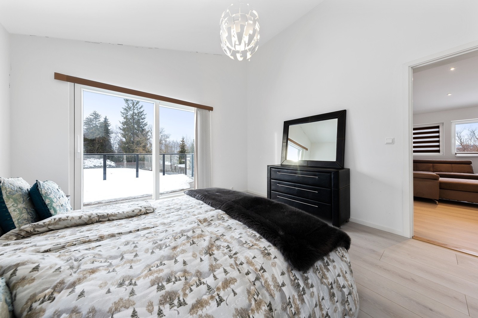 Det er 4 soverom i boligen, der et ligger i 1. etasje og de tre andre i 2.etasje. Ett av soverommene i 2.etasje har utgang til en egen balkong, og et har tilgang til praktisk walk-in-closet. Galleribilde