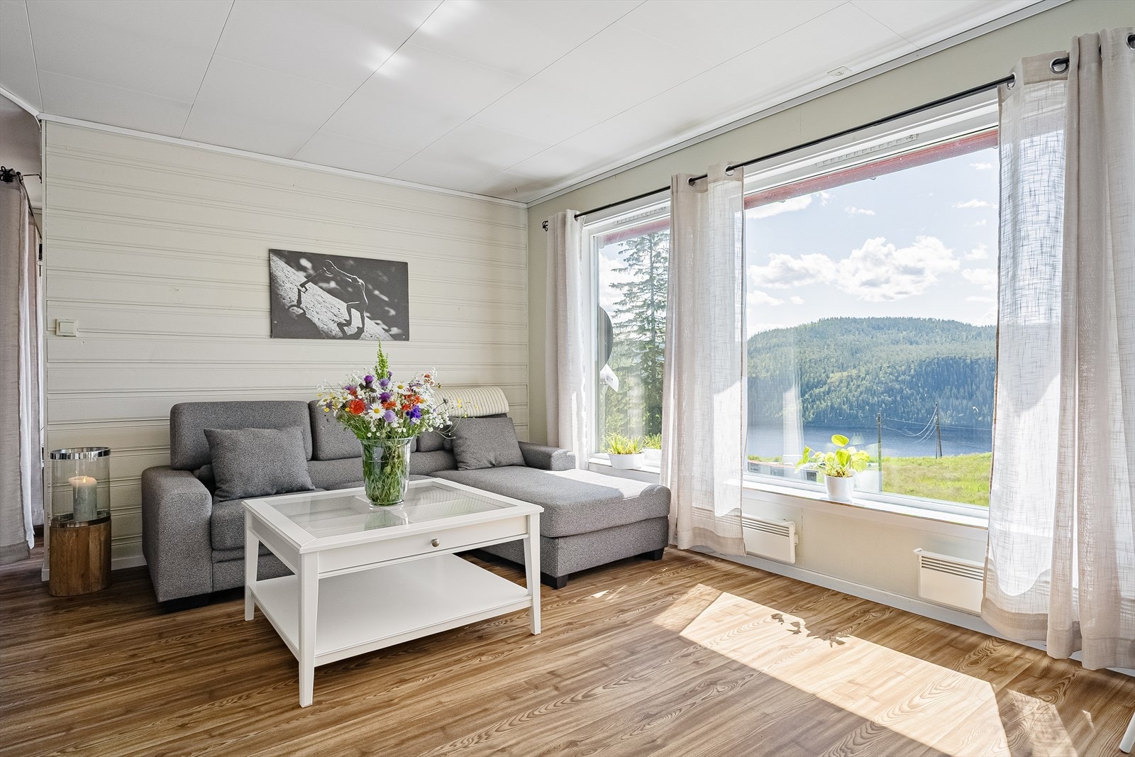 Stue med store vindu for godt lysinnslipp og utsikt Galleribilde