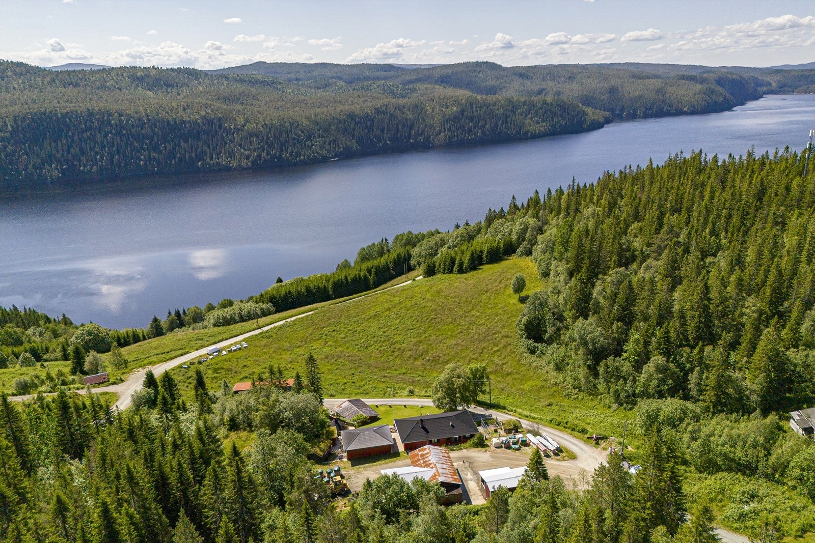 Eiendommen ligger landlig til og her kan du nyte frihet og stillhet. Galleribilde