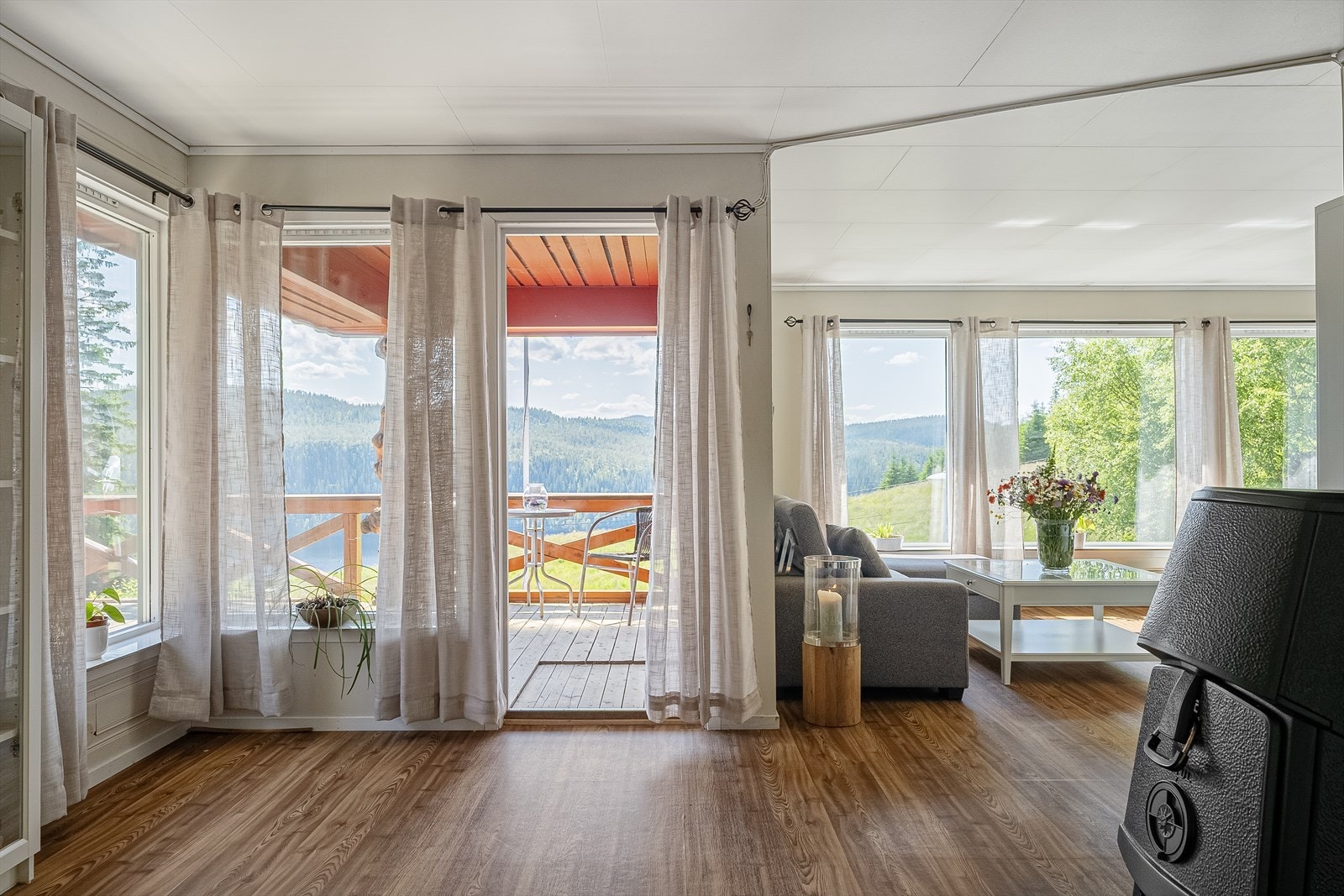 Stue med utgang til stor terrasse Galleribilde