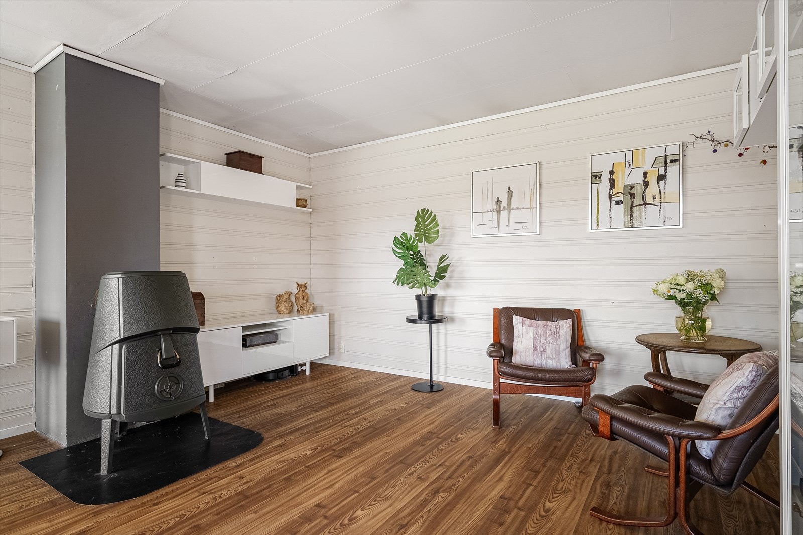 Stue. Oppvarming er vedovn og elektrisitet Galleribilde