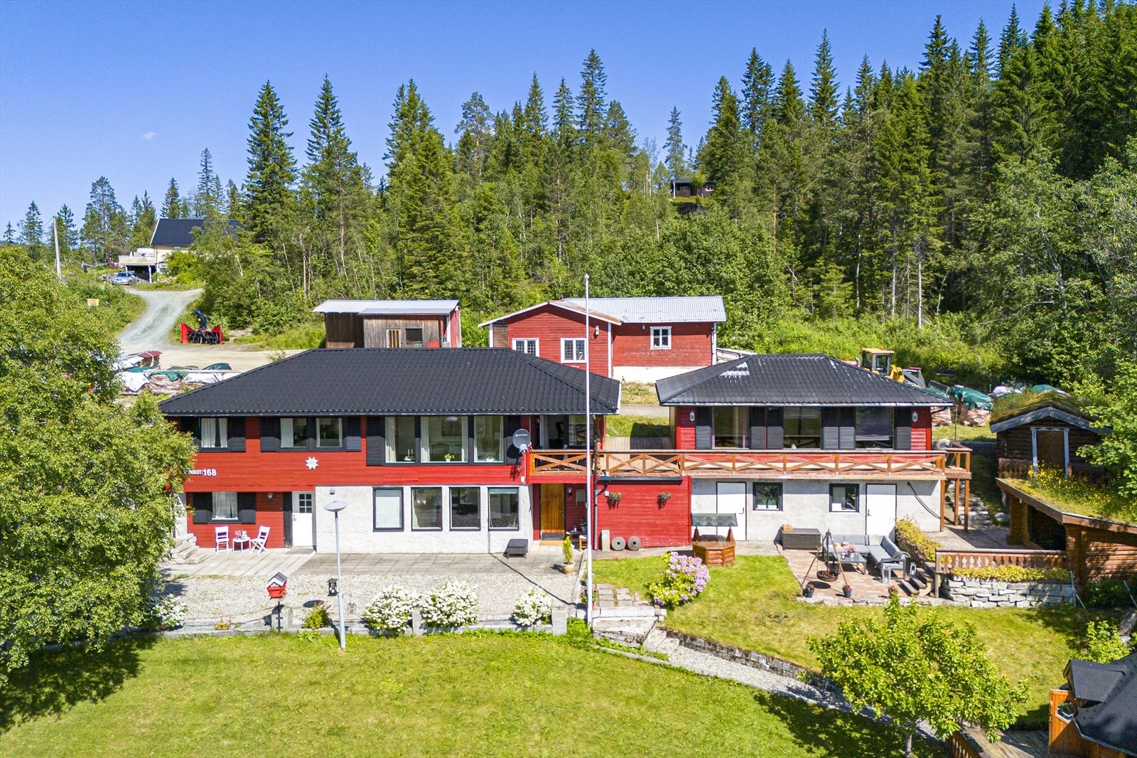 Eiendommen består av flere bygg og garasjer med stor bruksverdi Galleribilde