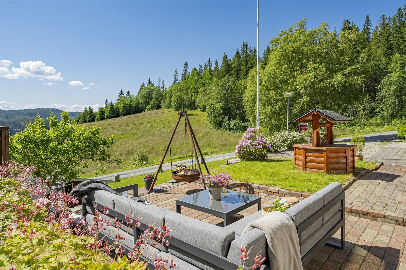 Pent opparbeidet og fine uteområder med flere soner Galleribilde