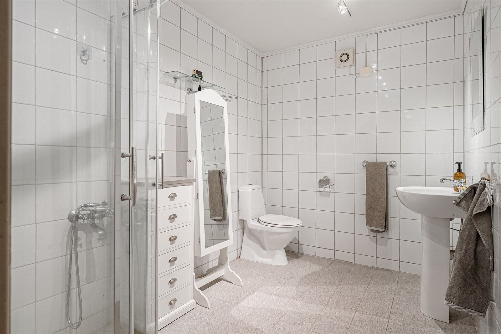 Bad i sokkelleilighet Galleribilde