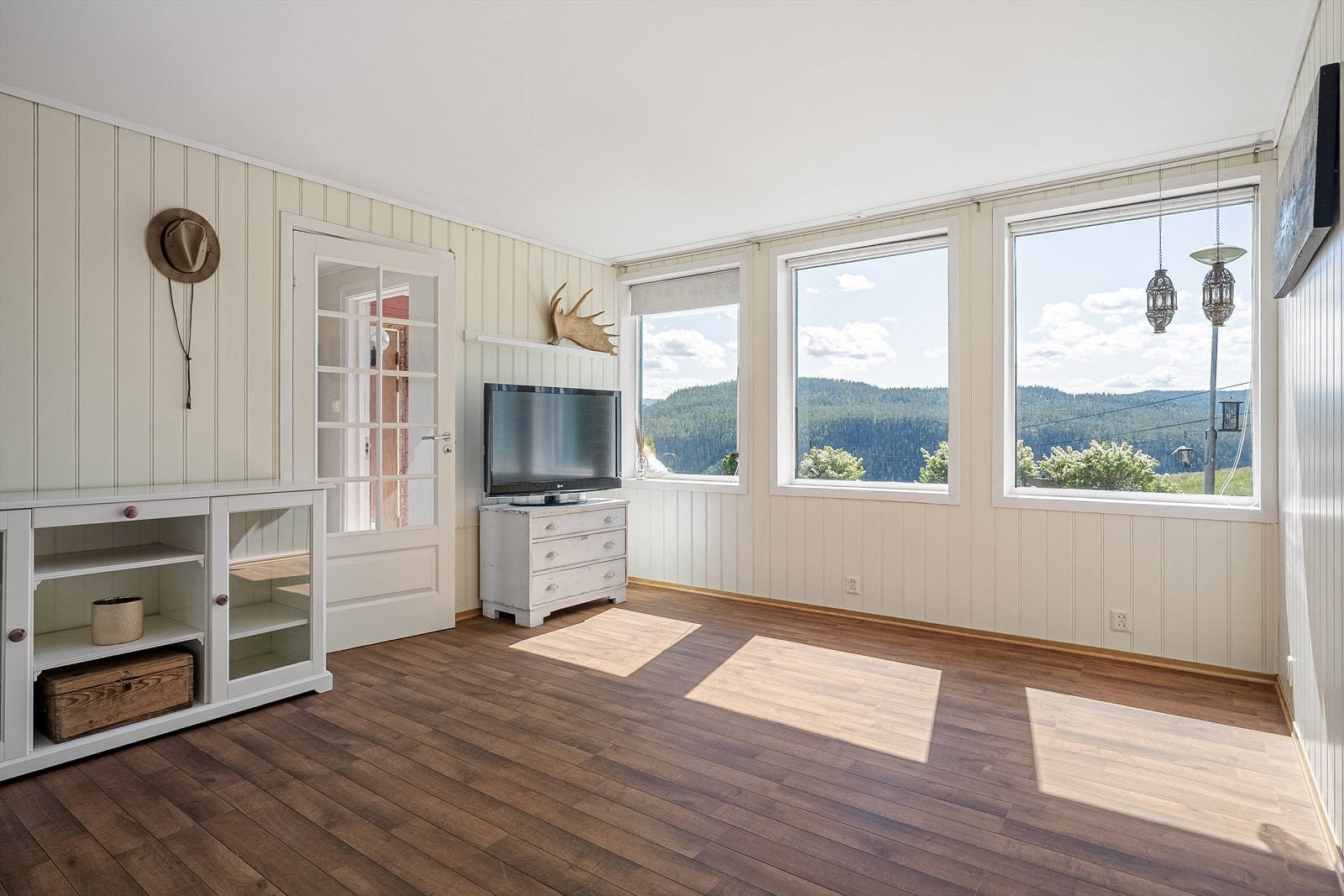 Sokkel med egen inngang som fungerer som en ekstra leilighet. Tidligere vært utleid. Leiligheten er ikke en egen boenhet. Galleribilde