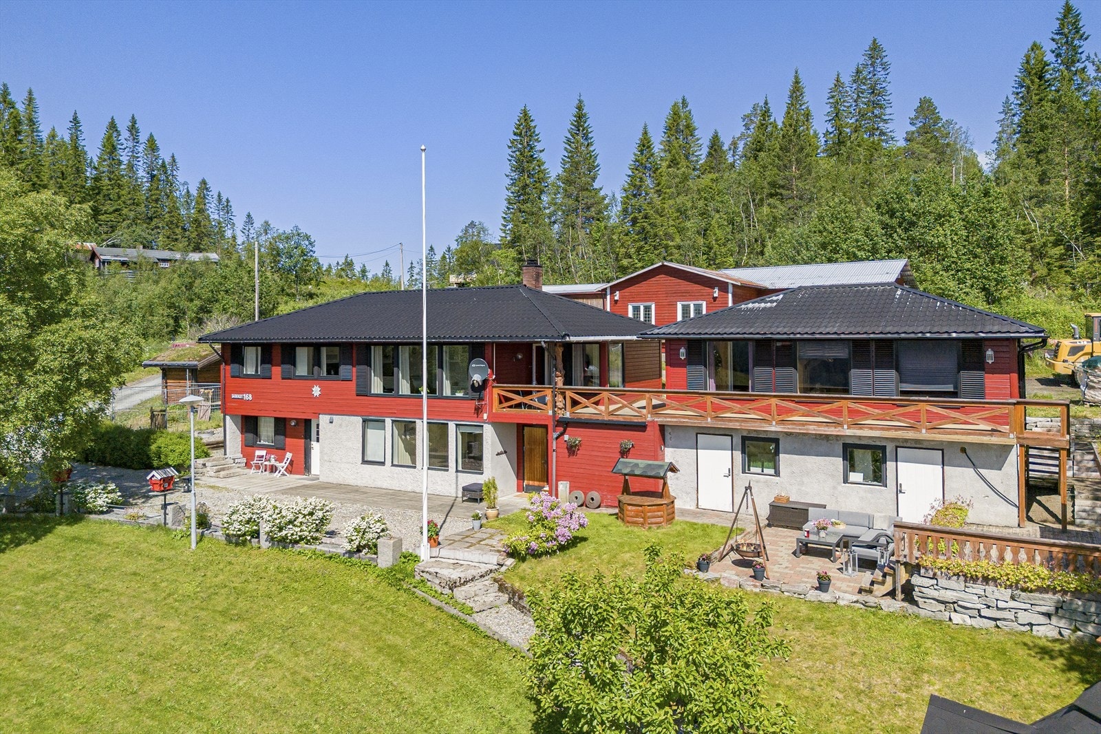 Sett forfra, eiendommen er pent opparbeidet og stelt i stand Galleribilde
