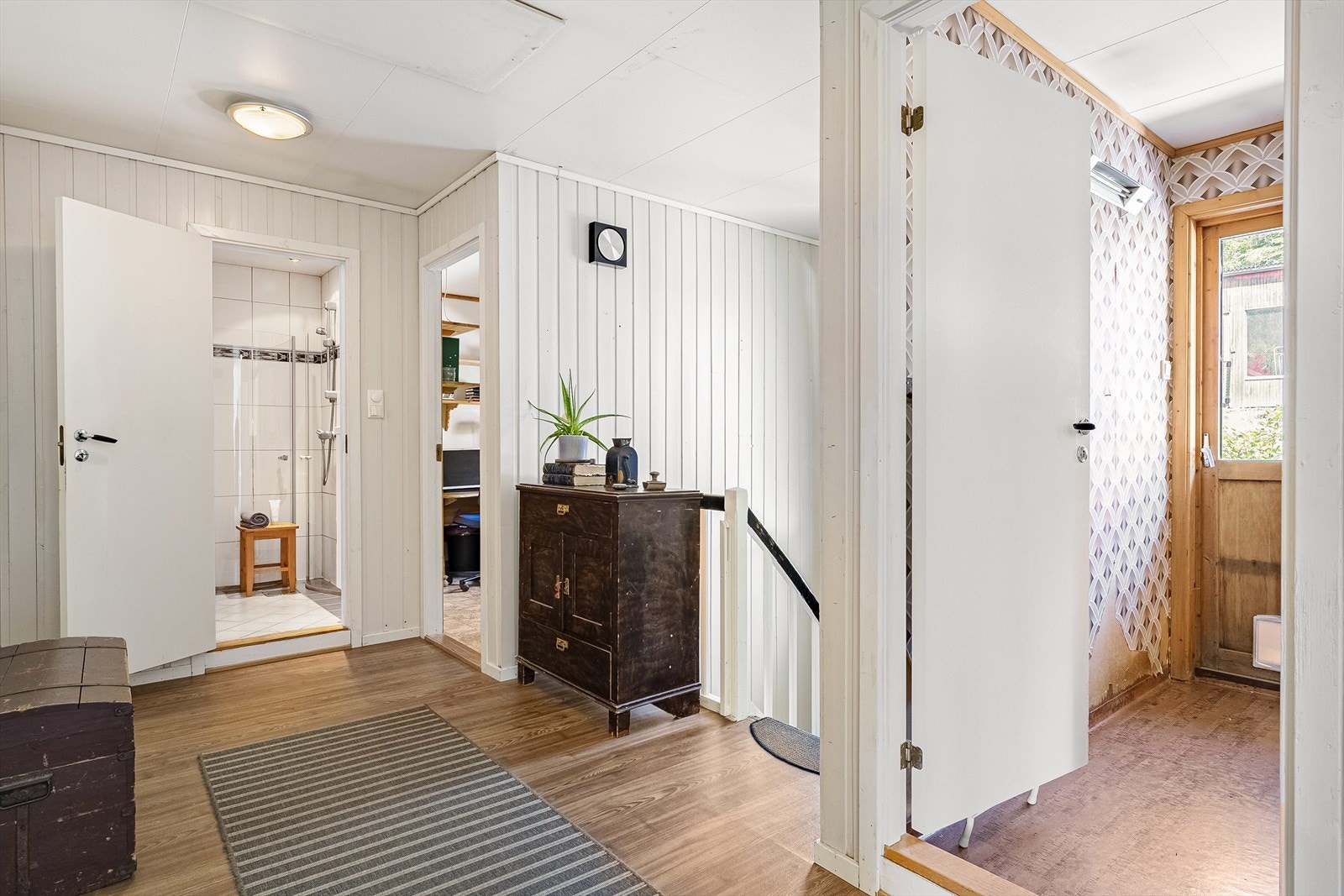 Gang og vaskerom med egen utgang Galleribilde