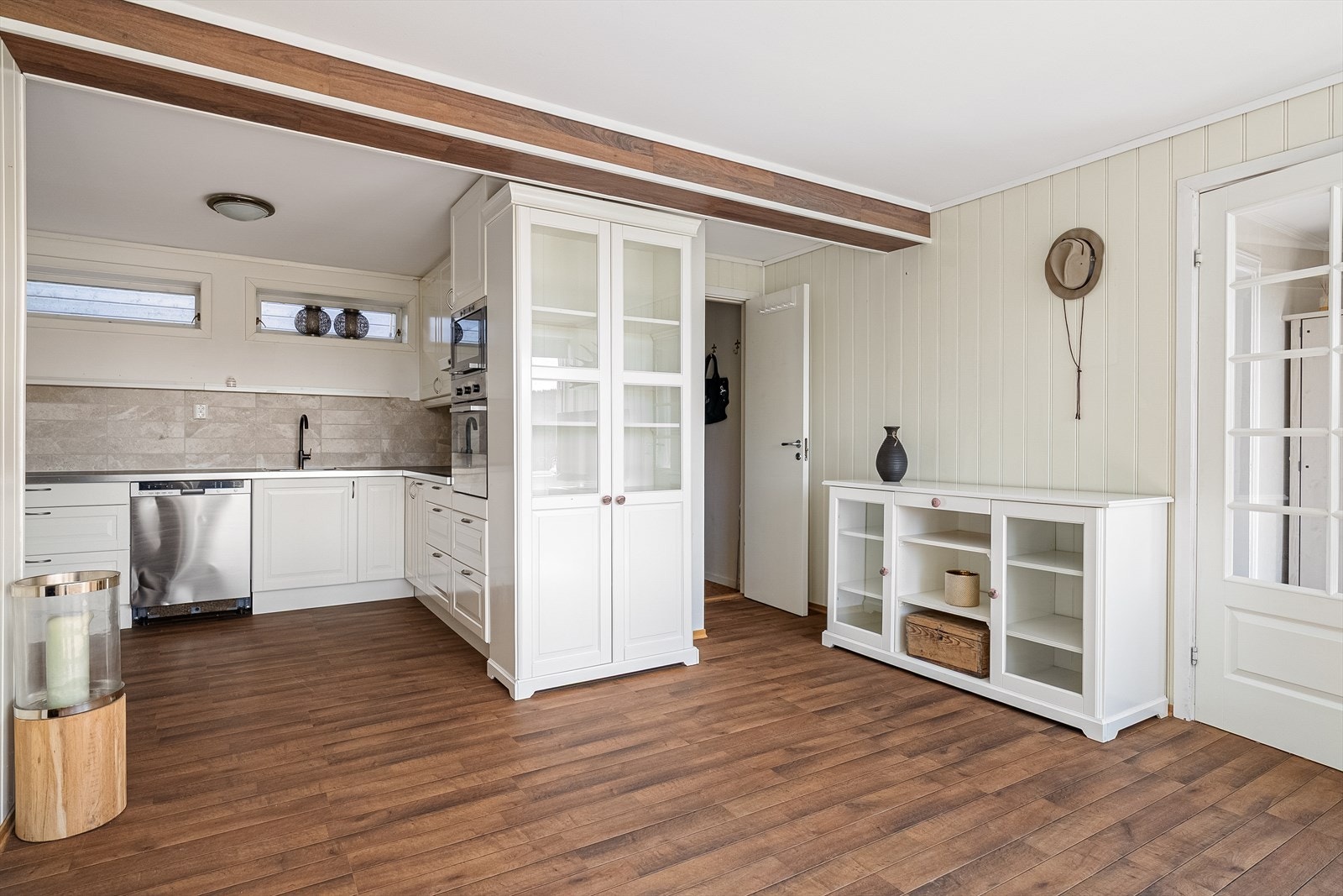 Stue/kjøkken i sokkelleilighet Galleribilde