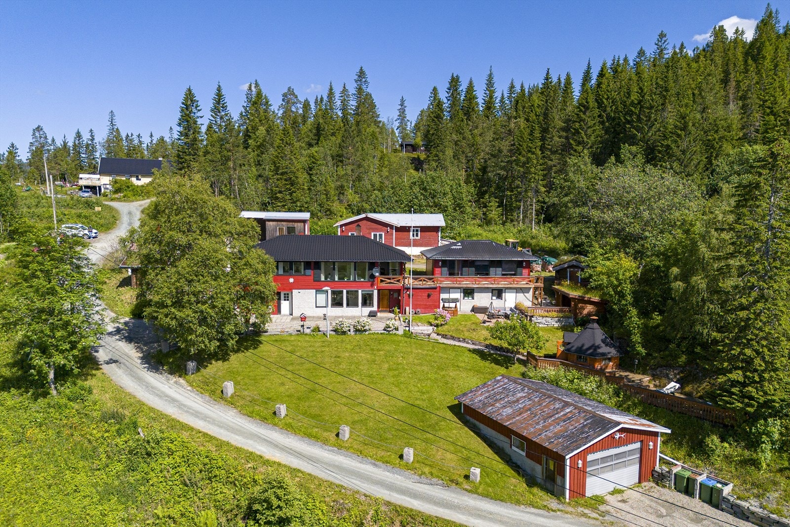 Aktiv Eiendomsmegling har gleden av og presentere Varmdalsvegen 168 - en Flott og pent opppabeidet eiendom stor bygningsmasse og mange muligheter. Galleribilde