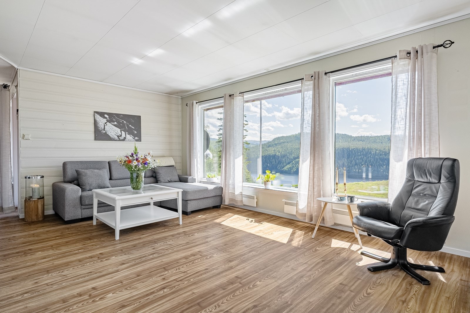 Stue som er oppdelt i to soner Galleribilde