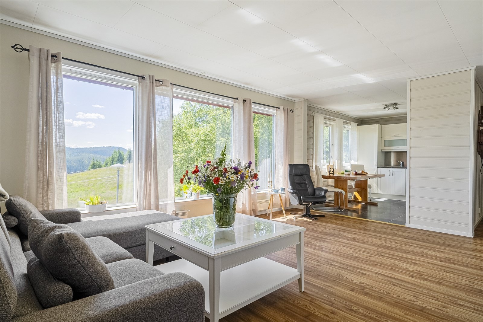 Stue mot kjøkken Galleribilde