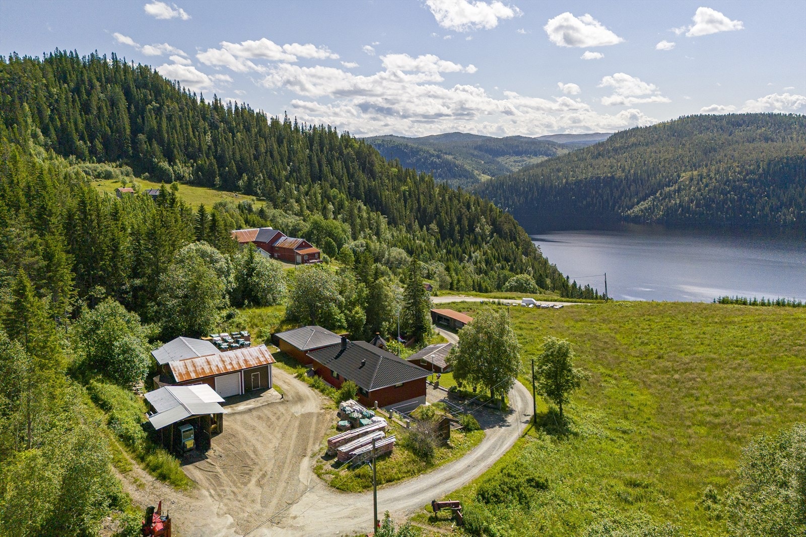 Drone. Fra eiendommen har du utsikt til Selbusjøen og det er kort vei ned til sjøen Galleribilde
