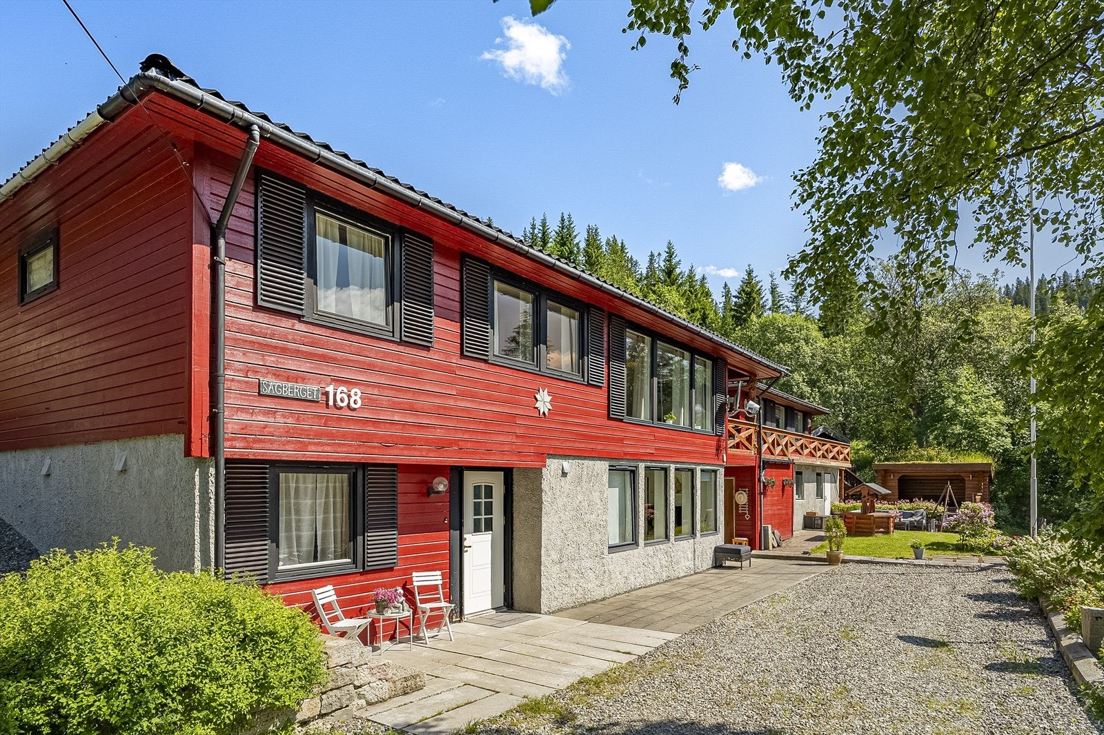 Fasade av innkjørsel og inngangsparti Galleribilde