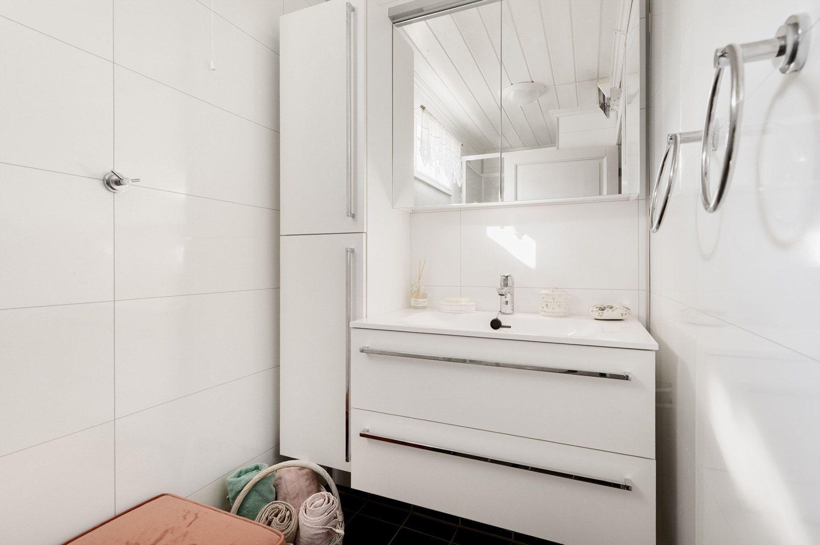 Lyst bad i 1. etasje. Galleribilde