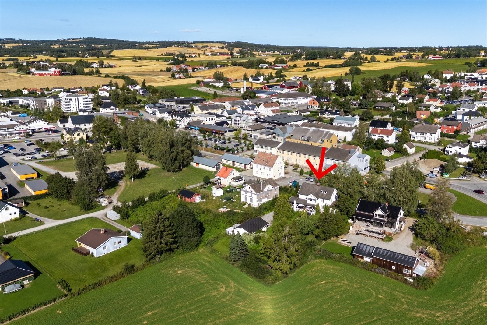 Området består av eneboliger, landbruk og næringsbygg. Galleribilde