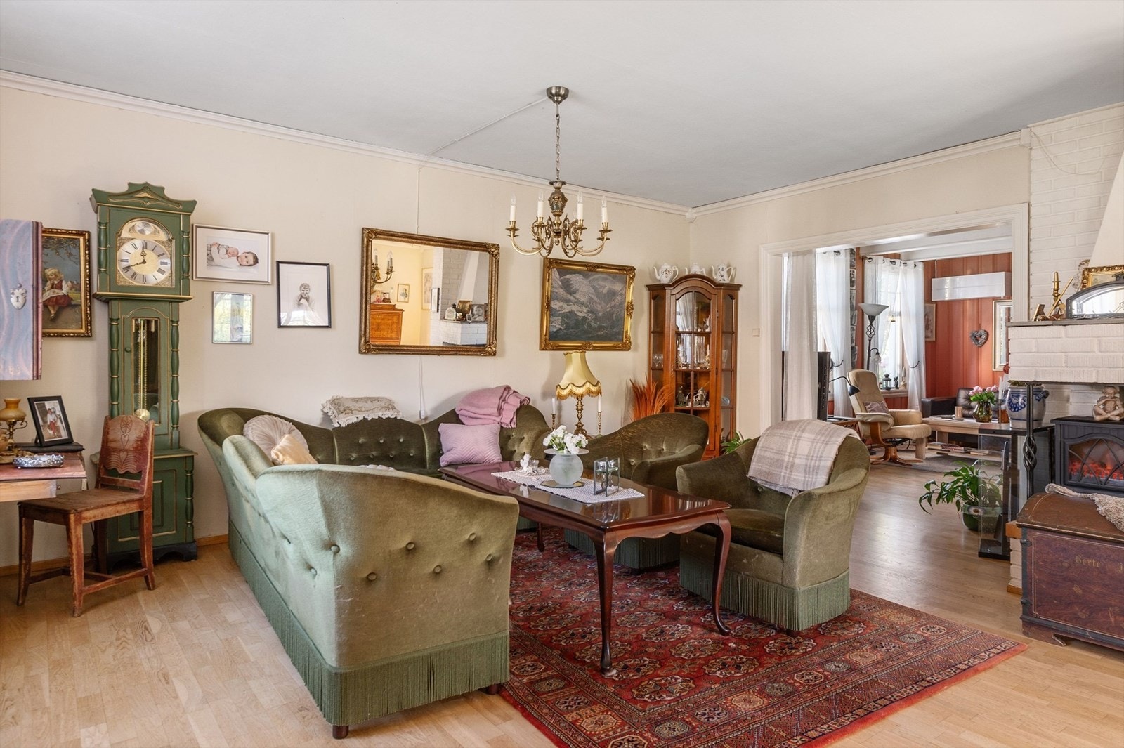 Delvis åpent mellom stuene. Galleribilde