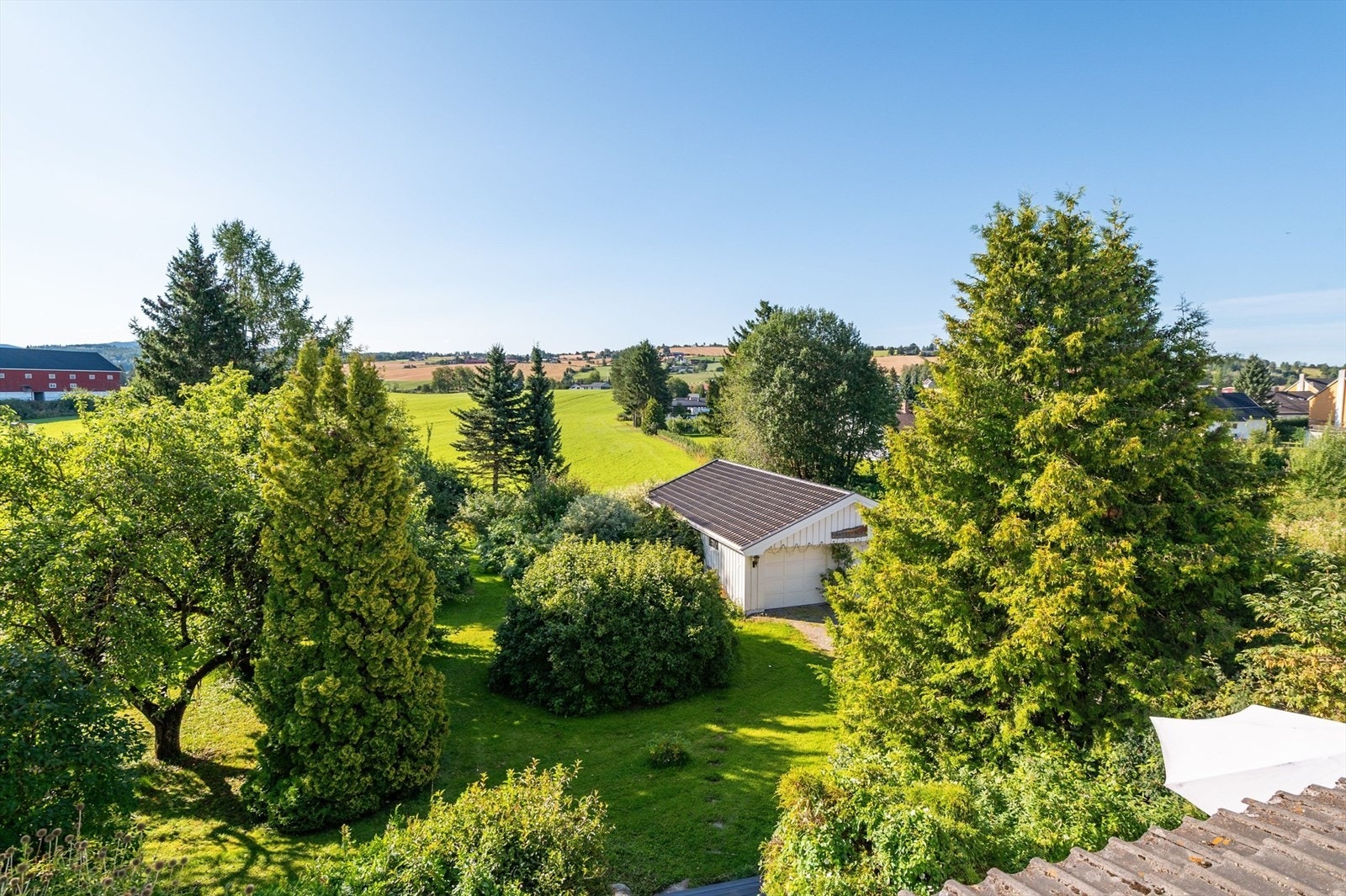 Landlig, men allikevel midt i Lena sentum. Galleribilde